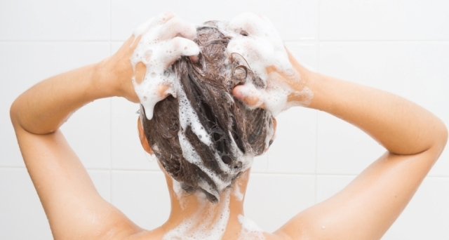اغسلى شعرك  من 2-3 مرات فى الأسبوع